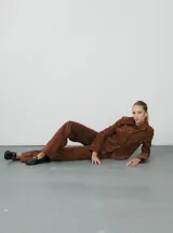 Pantalón de pana color marrón, de corte recto y tiro alto.