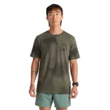 Remera Roark Mathis con efecto tie-dye en tono verde militar, de manga corta y cuello redondo. Cuenta con un pequeño estampado gráfico en el pecho con la frase 'Petal to the Metal' y un diseño de planta con flor.