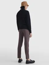 Sweater negro de Tommy Hilfiger con cuello alto y cremallera corta. Tiene el logo de la marca bordado en el pecho.