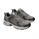 Championes urbanos New Balance modelo 530, con diseño retro inspirado en el running. Presentan una combinación de malla transpirable y superposiciones sintéticas en tonos gris oscuro y gris claro, con entresuela blanca equipada con tecnología ABZORB para mayor amortiguación.