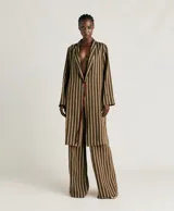 Saco largo de lino y viscosa a rayas verticales color verde y rosa, con cuello chal, cierre con lazo y bolsillos laterales.