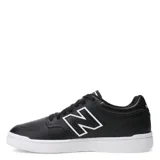 Championes New Balance modelo 480, de diseño clásico inspirado en el básquet, confeccionados en cuero negro con detalles en blanco y suela de goma.
