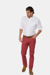 Pantalón de gabardina de corte recto y cinco bolsillos, con diseño liso y trabillas para cinturón.