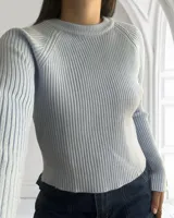 Sweater celeste de tejido de punto acanalado, con cuello redondo y mangas largas.