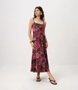 Vestido midi de chiffon bordó con estampa floral, escote cuadrado y breteles finos regulables, de corte evasé y caída fluida.