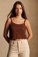 Top de tejido texturado estilo crochet color marrón, con diseño de cuadrados, escote recto y tirantes anchos.