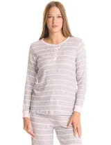 Conjunto de pijama compuesto por una remera de manga larga con escote redondo, cierre frontal con botones y puños en contraste, y un pantalón a juego con cintura elástica. Presenta un diseño de rayas horizontales en tonos gris y rosado.