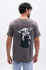 Remera de manga corta color gris oscuro con estampa gráfica de Grogu (Baby Yoda) en la espalda.