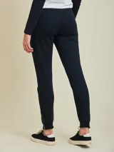 Pantalón tipo babucha de algodón y poliéster, color gris melange, con cintura elástica ajustable mediante cordón, bolsillos laterales y cierres en los tobillos.