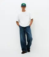 Pantalón de jean con corte super baggy, de calce amplio y holgado. Presenta un efecto marmoleado, cintura con trabillas, cierre tradicional y bolsillos laterales y traseros.