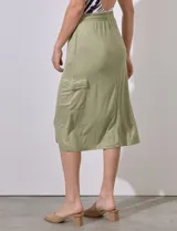 Falda midi color beige de modal, con pretina elastizada con cordón ajustable, corte recto y bolsillos cargo laterales.