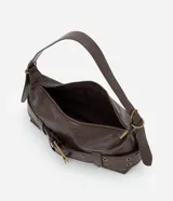 Cartera tipo baguette mediana en PU color marrón, con diseño alargado y asa corta para el hombro. Presenta un detalle frontal de cinturón con hebilla metálica y ojalillos.