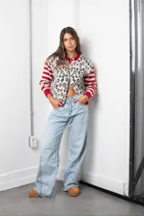 Jean de corte wide leg en color celeste claro, con diseño de tiro medio y acabado desgastado.