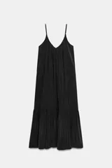 Vestido midi de color negro, confeccionado en tejido fluido, con escote en V y tirantes finos ajustables. Presenta frunces en el pecho y un volante en el bajo.