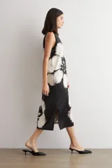 Vestido midi de satén sin mangas, color negro con gran estampado floral en blanco y negro.