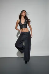 Jean estilo cargo de tiro medio y corte wide leg, en tono gris oscuro con costuras verticales destacadas.