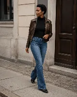 Jean Oxford de tiro alto y lavado azul medio, con diseño de cinco bolsillos y pierna que se ensancha progresivamente desde la rodilla.