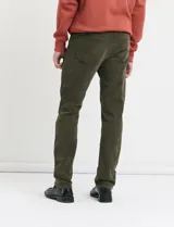 Pantalon de pana de corte recto con diseño de cinco bolsillos, incluyendo bolsillos traseros de parche y cierre con botones y remaches metálicos.
