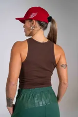 Musculosa de algodón elastizado color marrón, con diseño ajustado al cuerpo y estampa frontal pequeña.