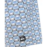 Short de baño Quiksilver con estampado geométrico de cuadros y soles en tonos celestes y grises. Cuenta con cintura elástica con cordón de ajuste negro y bolsillos.
