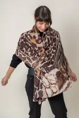 Pañuelo rectangular de viscosa con estampado animal print en tonos de azul y celeste.