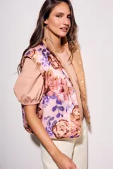 Chaleco acolchado color camel con diseño de rombos. Interior con estampado floral.