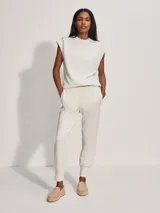 Pantalón de jogging color crema, de corte slim, con puños ajustados y cintura elástica. Confeccionado en tejido DoubleSoft®.