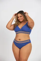 Conjunto de bikini azul con elástico debajo del busto y en la cintura, con detalles de rayas horizontales en tonos naranja, blanco y azul.