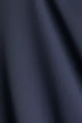 Remera de manga corta, color azul marino, con cuello redondo ribeteado.