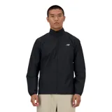 Campera de running New Balance negra, con cierre frontal, cuello alto y logo reflectivo en el pecho.