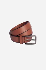 Cinto de cuero color marrón con hebilla metálica rectangular en tono gris oscuro.