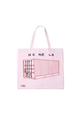 Bolso tote de tela color crudo con asas cortas y estampado de un contenedor de carga con la frase "NO ME LA".