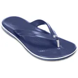 Ojotas Crocband Flip de Crocs, color verde militar con una línea blanca en la entresuela. Diseño ligero con tira superior de TPU y plantilla con textura de masajes.