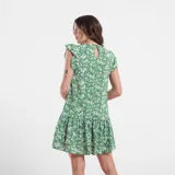 Vestido corto verde con estampado floral blanco, corte suelto y mangas cortas con volados.