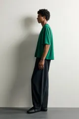 Remera relaxed fit color verde con efecto lavado, cuello redondo y manga corta.