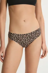 Bombacha tipo culotteless con estampado animal print de leopardo y detalles de encaje negro en los bordes.