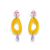 Par de aros colgantes con pasador de acero quirúrgico. Presentan un círculo celeste con un strass, un óvalo calado amarillo y una gota celeste.