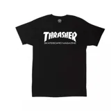 Remera negra de manga corta con el logo de Thrasher Skate Magazine estampado en blanco en el pecho.