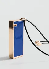 Collar largo con cordón negro ajustable y un dije colgante rectangular con detalles metálicos dorados y resina en tono azul.