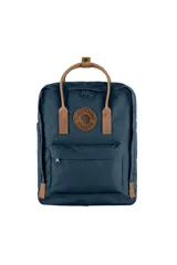 Mochila Fjallraven Kanken No. 2 color marrón, con detalles en cuero en las asas y el logo.