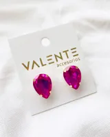 Par de aros tipo caravana con forma de gota, con engarce dorado y cristal fucsia.