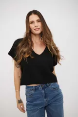 Chaleco de punto negro con cuello en V y mangas cortas, confeccionado en un tejido texturizado con sutil brillo.