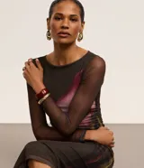 Vestido midi de tul con estampado floral y mangas largas transparentes.