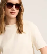 Remera básica de manga corta y cuello redondo, confeccionada en suedine de algodón peruano certificado BCI.