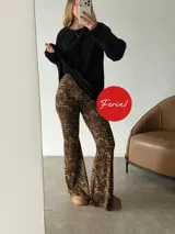 Pantalón tipo oxford de tiro alto con estampado animal print de leopardo, confeccionado en tela de viscosa con caída fluida y corte acampanado en la parte inferior.