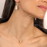 Collar plateado con dije de perlas naturales en forma de gota.