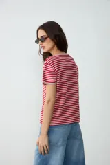 Remera de punto a rayas horizontales en color rojo y crudo, con mangas cortas y escote en V profundo con solapa tipo polo.