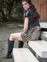 Short de vestir con estampado abstracto en tonos grises y negros, con corte irregular y ruedo asimétrico.