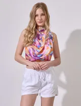 Short color verde militar de tencel, marca Workshop, con pretina ancha elastizada con lazo de ajuste y bolsillos delanteros.