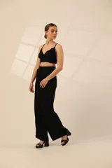 Top básico de satén color negro con escote en V, espalda descubierta y breteles ajustables.